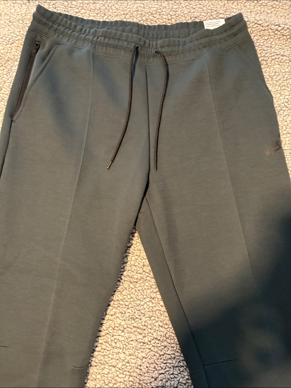 Nike Women’s Size XL Standard Fit Mid Rise Full Length 30” Inseam joggers NWT!